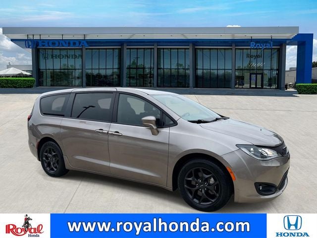 2018 Chrysler Pacifica Touring Plus's photo