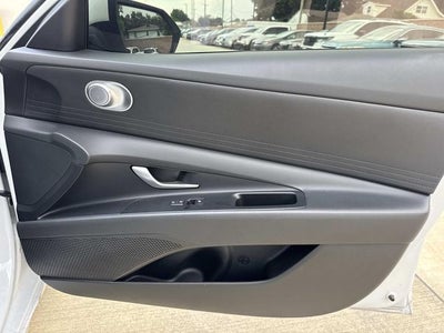 2025 Hyundai Elantra SE